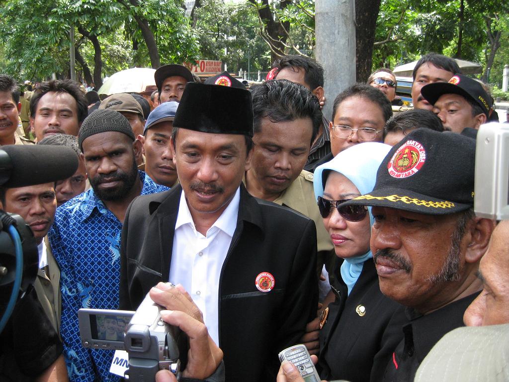 68KETUM PARADE NUSANTARA, H SUDIR SANTOSO, SH, MHum (pakai kopiah). foto, doc Parade.jpg